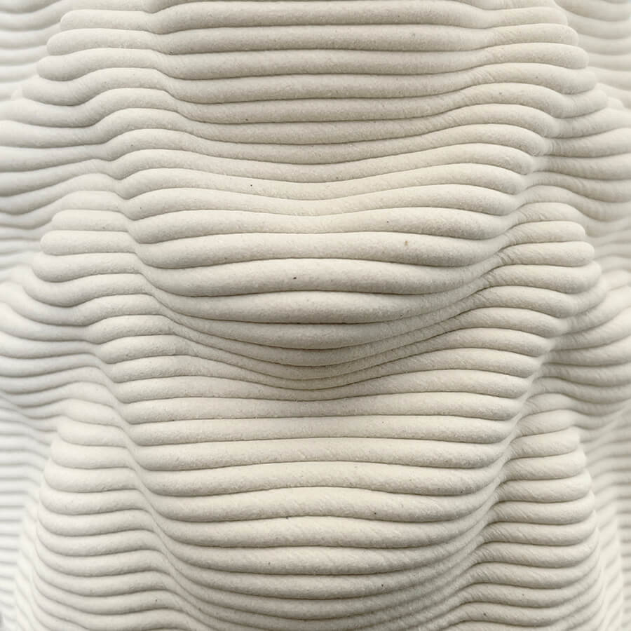 However, the process doesn't end with 3D printing alone. The Melting Vase receives the meticulous touch of skilled artisans who add the final touches by hand. This manual craftsmanship ensures that each piece receives the utmost attention and care, enhancing its uniqueness and artistic value.